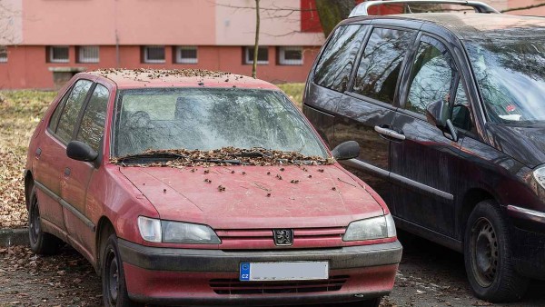Co s nepojízdným autovrakem? Zbavte se ho legálně, bez starostí a bez poplatků!