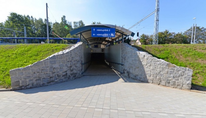 Dokončení podchodu na vlakovém nádraží