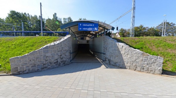 Dokončení podchodu na vlakovém nádraží