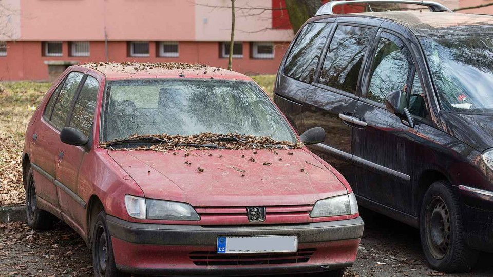 Co s nepojízdným autovrakem? Zbavte se ho legálně, bez starostí a bez poplatků!
