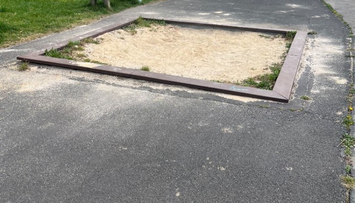Úprava hřiště za domem v ulici Dukelských hrdinů