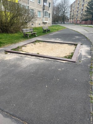 Úprava hřiště za domem v ulici Dukelských hrdinů