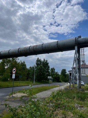 Graffiti na horkovodním potrubí u vjezdu do Staré Chodovské