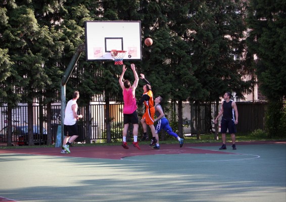 Mini basketbalový plácek s košem na místě býv. ZUŠ